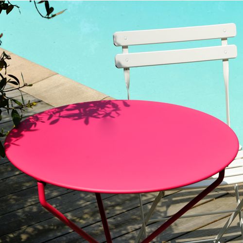 Cubierta de la mesa Tertio de Mermob plegable redonda y de color rosa con silla Bistro