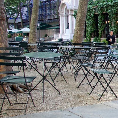 Mesitas Tertio plegables y sillas Bistro en Bryant Park en Nueva York en color Cedro