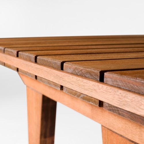 Detalle de la cubierta de una mesa Timbo para exterior solida resistente durable y con mucho diseño