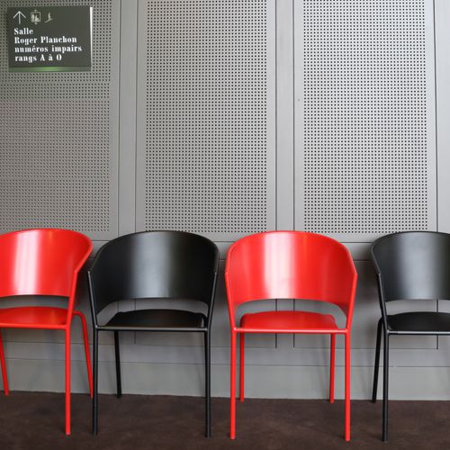Sillas TNP de Fermob en colores rojo y negro muebles de exterior que tambien se usan en el interior