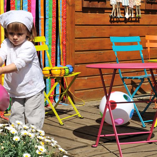 Muebles de colores para niños y niñas en una terraza al exterior