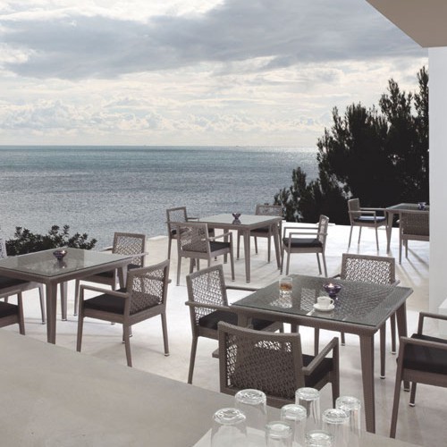 Muebles de hotel o restaurante para exterior modelo Tunis instalados en una terraza de un hotel frente al mar