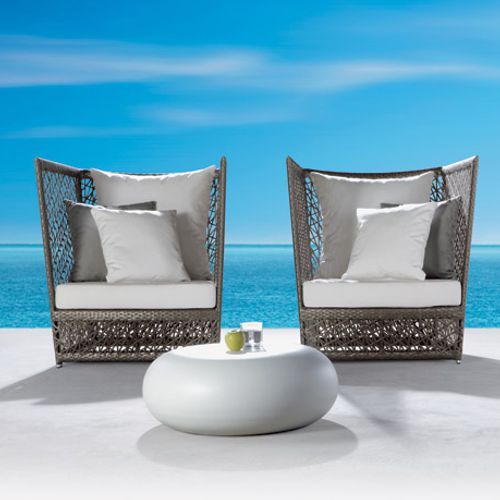 Sillones Tunis de Expormim para exterior en una terraza en el mar y resisten la salinidad y humedad