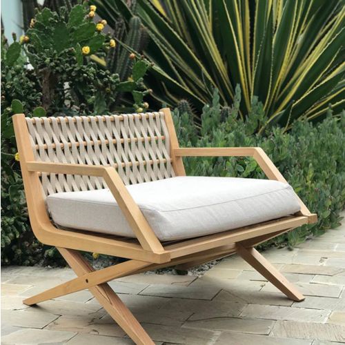 Sillon de exterior de madera de Tauari modelo Uirapuru de Butzke con respaldo tejido