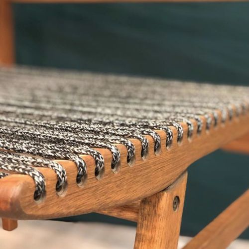 Detalle de la madera de eucalipto y la cuerda de polipropileno de la silla Veleiro