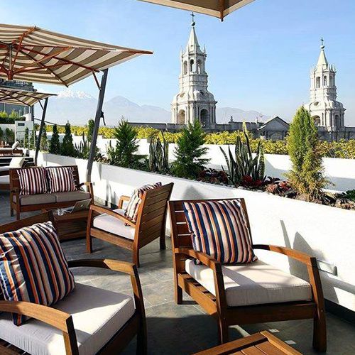 Sillones de la sala Vila Rica de jardin en una terraza al exterior de madera de eucalipto