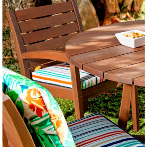 Detalle de un comedor para terraza de madera teca o eucalipto de Butzke en un jardin