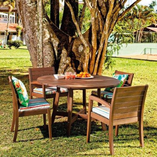 Comedor de exterior con sillas y mesa redonda Vila Rica de madera de eucalipto en un jardin