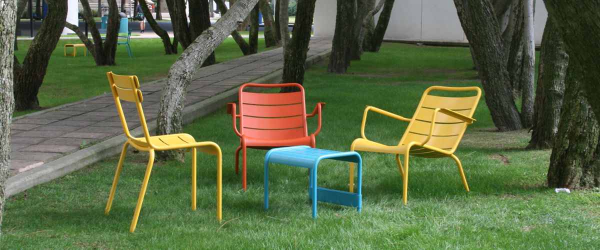 Muebles de jardin de colores Luxembourg en los jardines del Campus Monterrey del ITESM