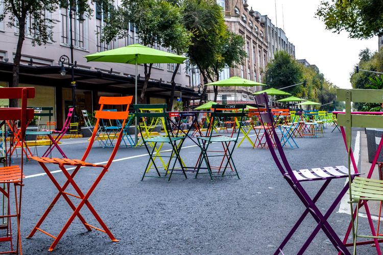 Sillas de colores y mesas de colores en el proyecto de miplaza en la av. 20 de noviembre en la CDMX