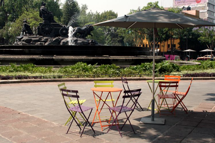 Sillas, Mesas y Sombrillas de colores modelo Bistro en la Glorieta de la Cibeles en Mexico