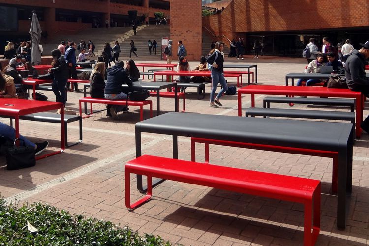 Bancas y mesas rojas y negras en la explanada de la Universidad Iberoamerican IBERO son modelo Bellevie de Fermob