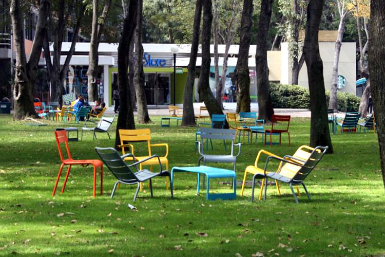 TEC de Monterrey Campus Guadalajara muebles Luxembourg de colores en los jardines