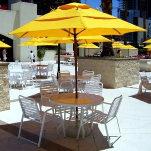 Sombrillas de fibra de vidrio Cocoa con tela Sunbrella grado Marino en color amarillo