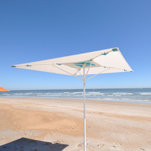 Sombrilla cuadrada plana Del Ray de fibra de vidrio en una playa frente al mar