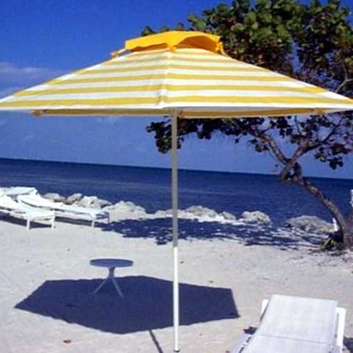 Sombrilla cuadrada modelo Manasota de fibra de vidrio con Tela Sunbrella en la playa