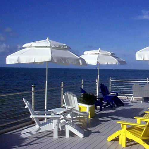 Sombrillas Sanibel de fibra de vidrio con doble ventila frente al mar