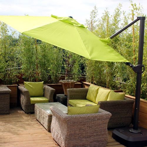 Sombrilla Bosca redonda de poste lateral o colgante en color verde en una terraza