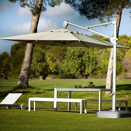 Sombrilla de poste lateral cuadrada modelo Maku en una terraza frente al mar